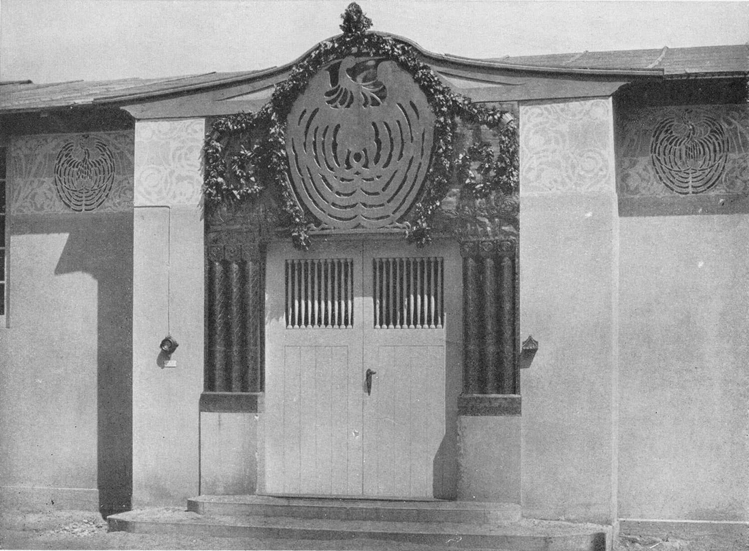 Foto, schwarz-weiß: Eingangsportal.
